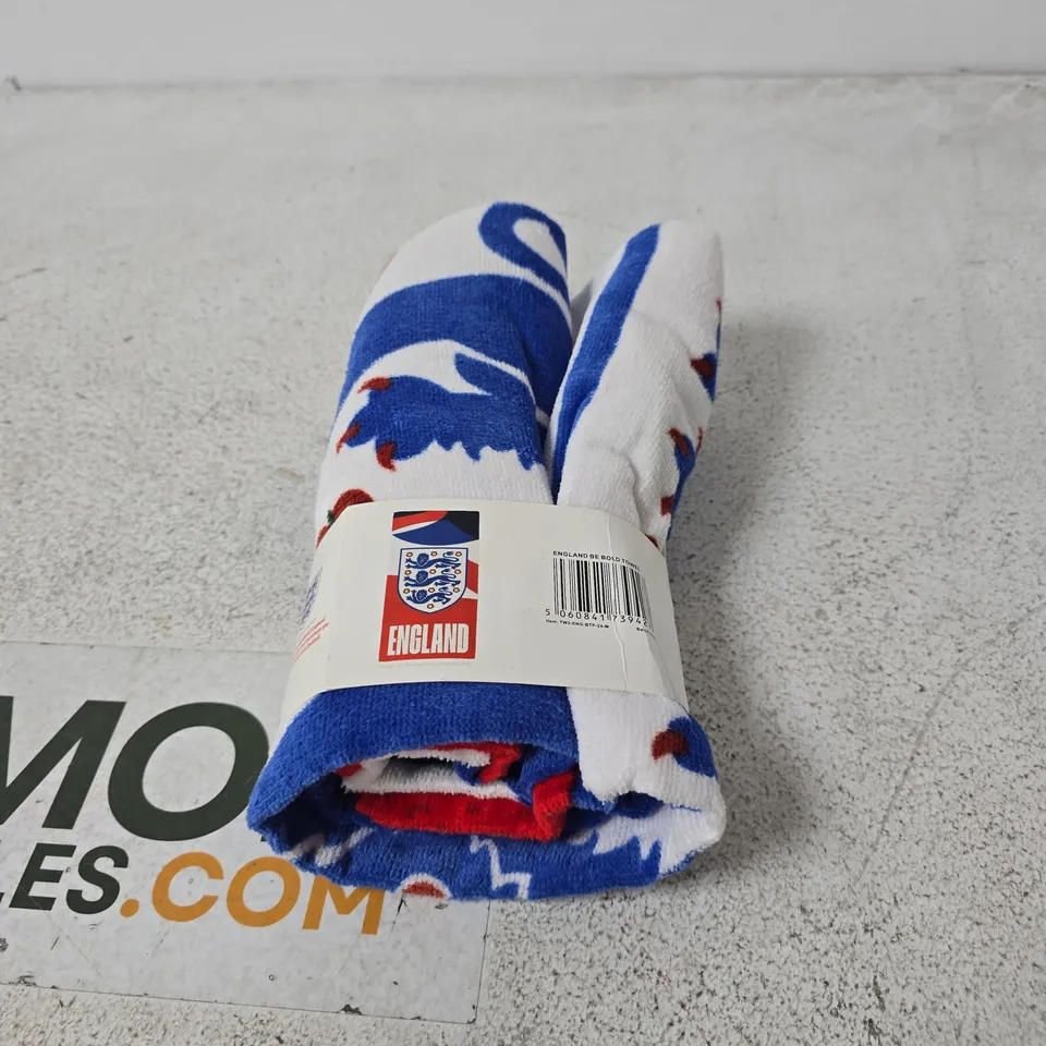 ENGLAND BE BOLD BATH TOWEL – WHITE WITH BLUE AND RED MOTIF