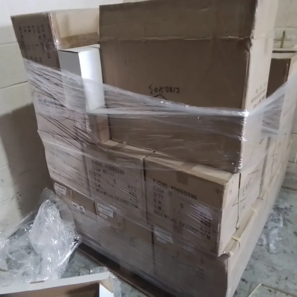 PALLET OF ASSORTED LIGHTING ITEMS TO INCLUDE 4-LAMP DOWNLIGHTS, 3-LAMP CEILING LIGHTS AND SPOT LIGHTS