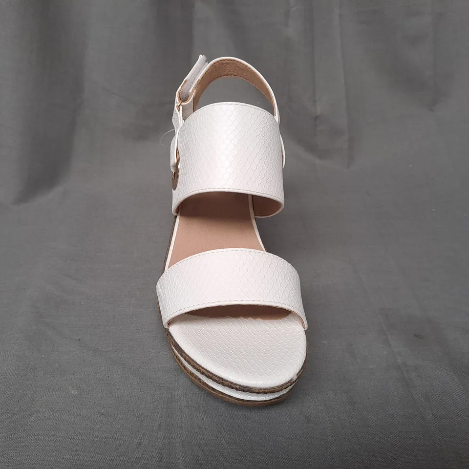 BOXED PAIR OF CUSHION WALK GEMMA OPEN TOE WEDGE SANDALS IN WHITE SIZE 5