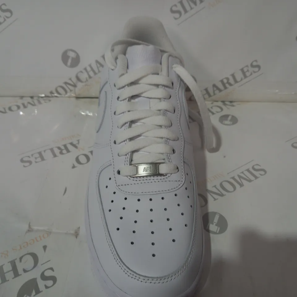 BOXED PAIR OF NIKE AIR FORCE 1 '07 SHOES IN WHITE UK SIZE 8.5