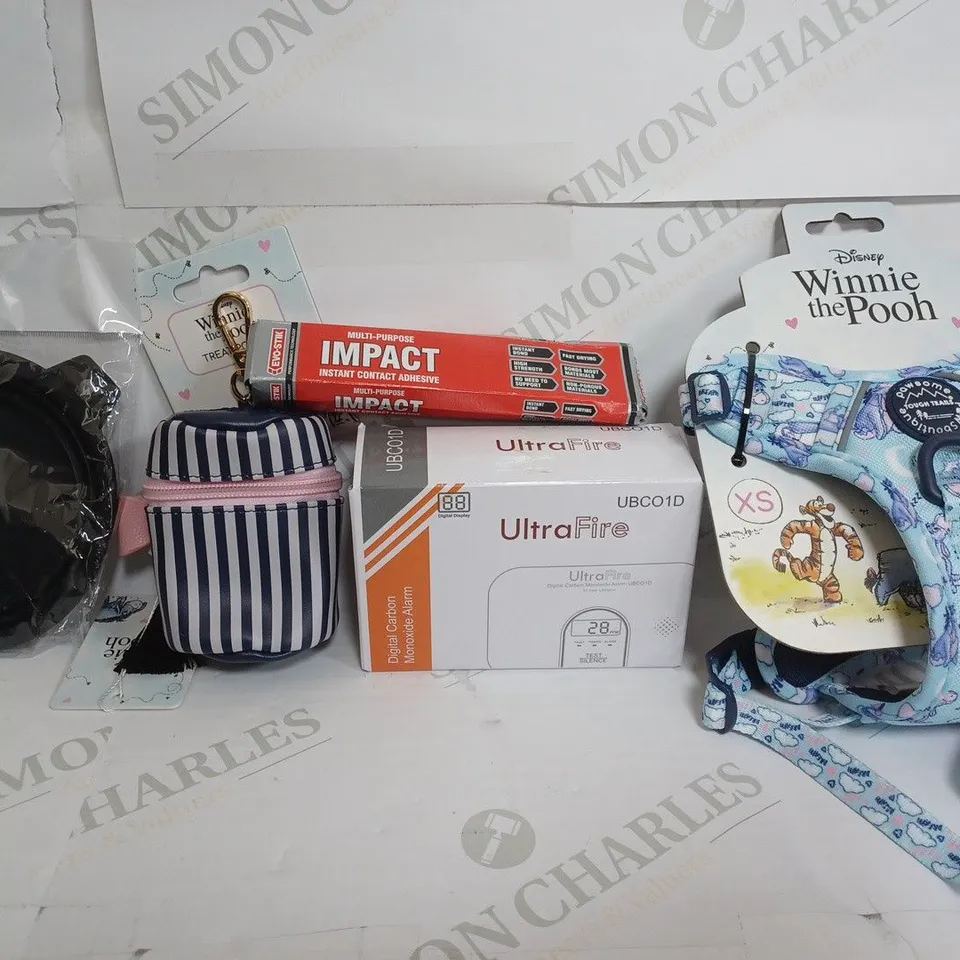 BOX OF APPROXIMATELY 10 ASSORTED ITEMS TO INCLUDE - TRAVEL DOG BOWL - DISNEY WINNIE THE POOH - ULTRA FIRE MONOXIDE ALARM ETC