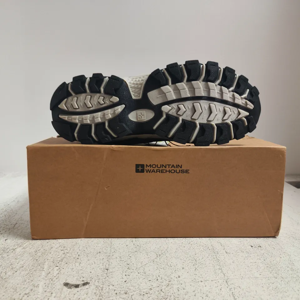 BOXED PAIR OF MOUNTAIN WAREHOUSE MCLEOD WOMENS WIDE FIT WALKING SHOES IN DARK GREY SIZE UK 7