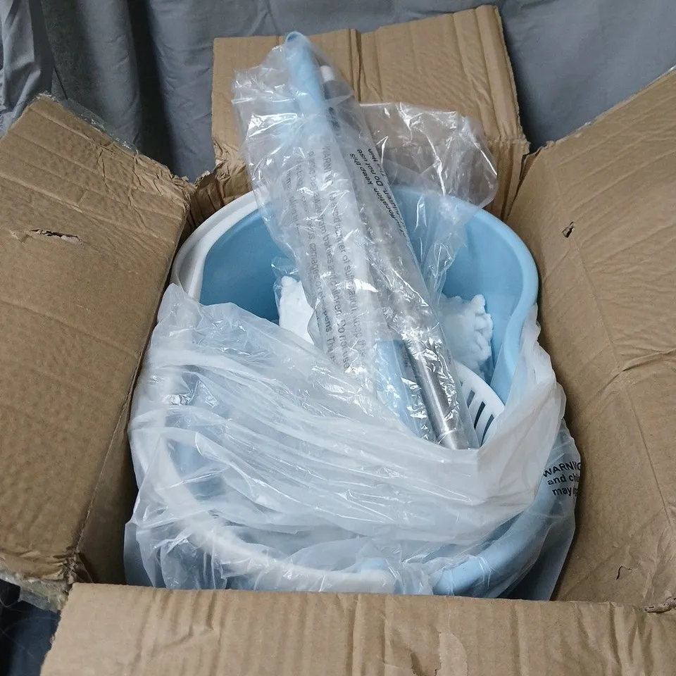 SPIN MOP BUCKET SYSTEM WITH 2 MICROFIBRE HEADS