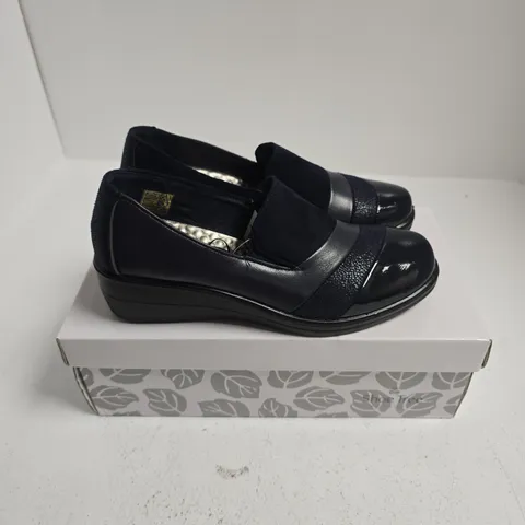 BOXED PAIR OF SHOE TREE NERISSA SHOES IN DARK NAVY - UK 4