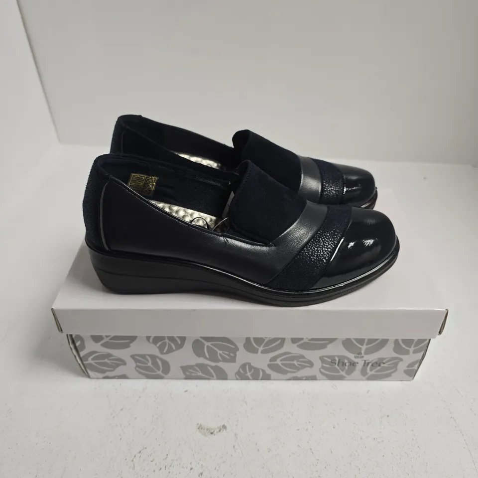 BOXED PAIR OF SHOE TREE NERISSA SHOES IN DARK NAVY - UK 4