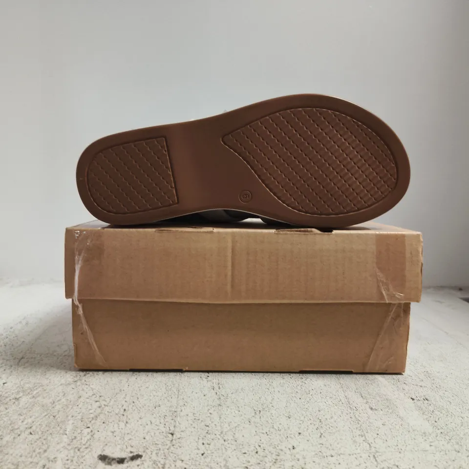 BOXED PAIR OF HEAVENLY SOLES BY JD WILLIAMS OPEN TOE SANDALS IN WHITE SIZE UK 6