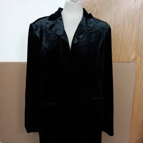 RUTH LANGSFORD LONGLINE VELVET JACKET IN BLACK SIZE 18 
