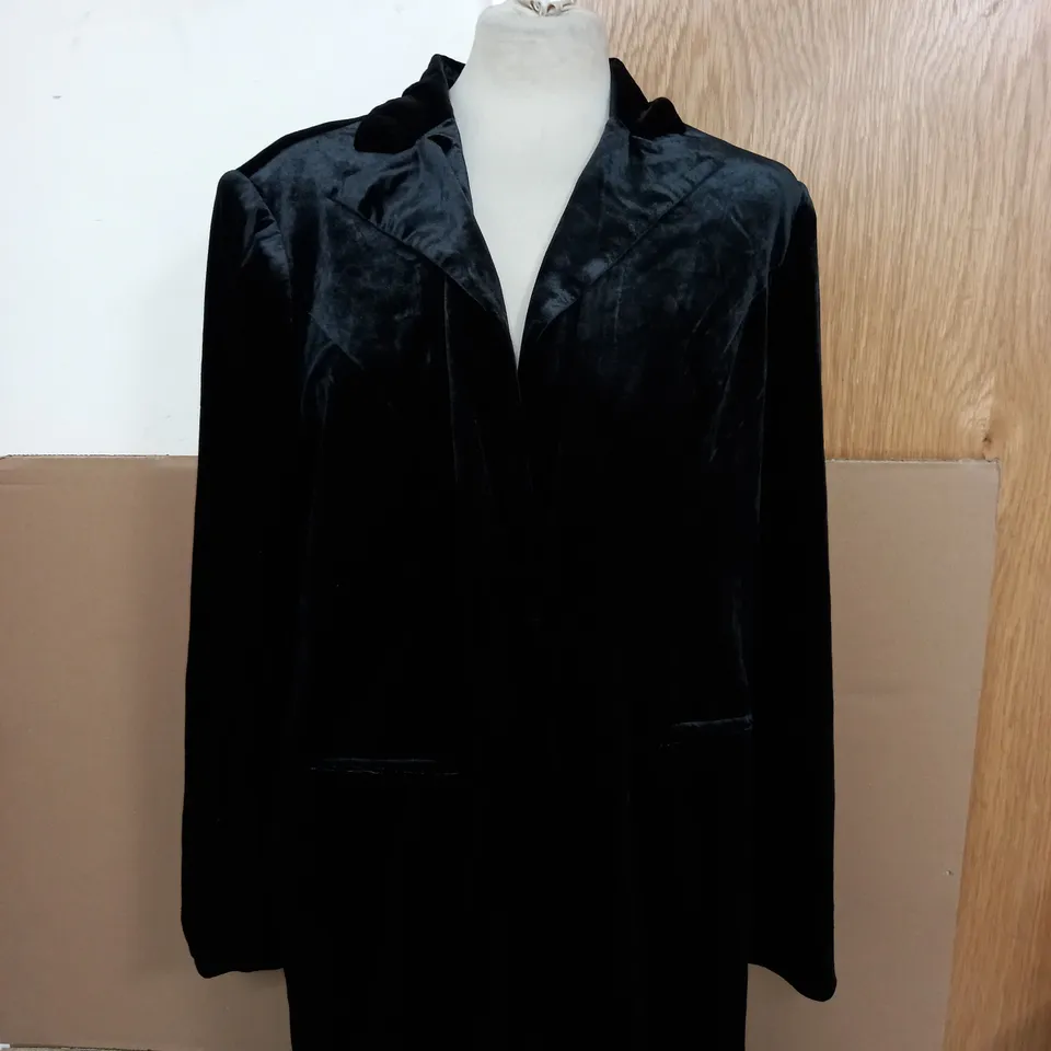 RUTH LANGSFORD LONGLINE VELVET JACKET IN BLACK SIZE 18 
