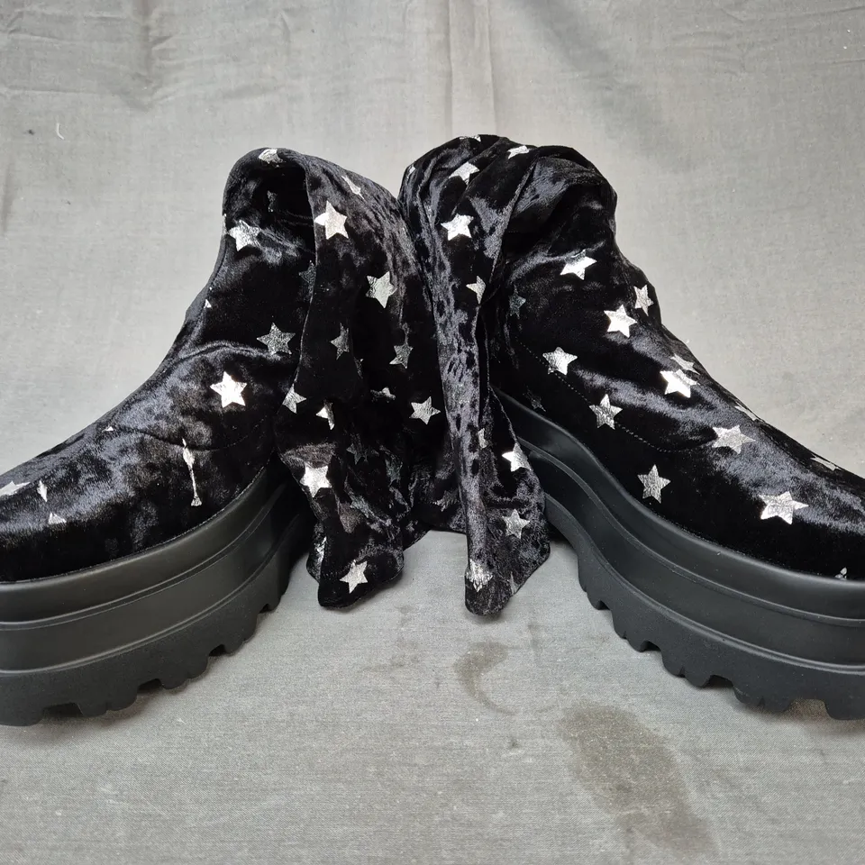 BOXED PAIR OF KOI CELESTIAL DUSK TRIDENT VELVET LONG BOOTS IN NIGHT SKY UK SIZE 6
