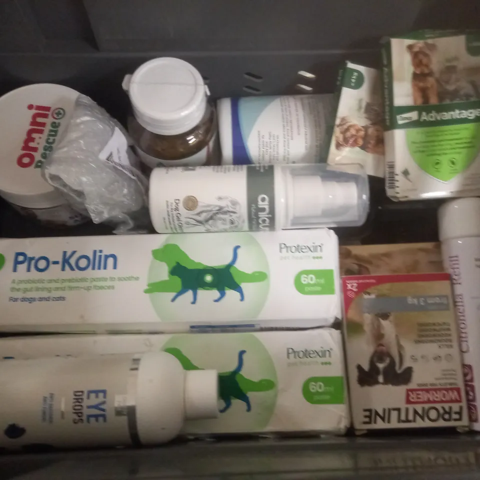 LOT OF APPROXIMATELY 25 ASSORTED PET CARE ITEMS TO INCLUDE HALTI HEADCOLLAR, SUPPLEMENTS AND SHAMPOOS