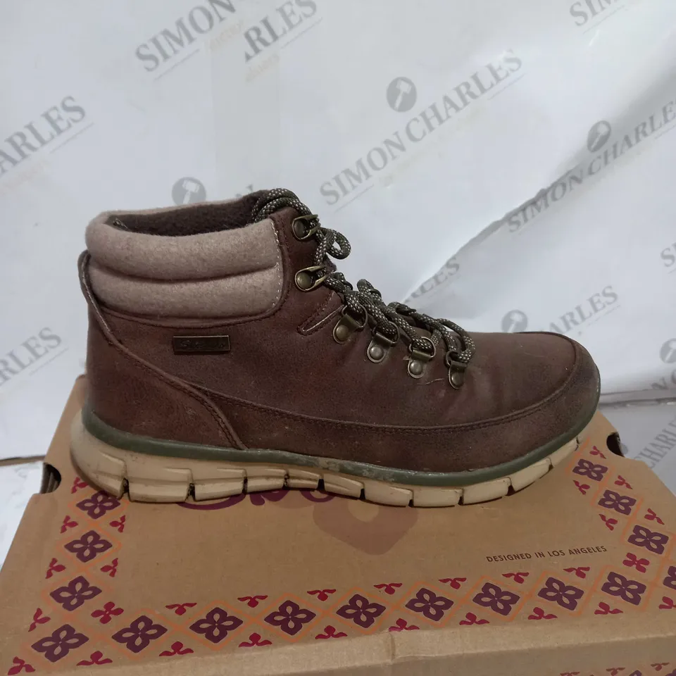 BOXED SKECHERS SYNERGY WARM TECH BOOTS, BROWN - SIZE 5.5