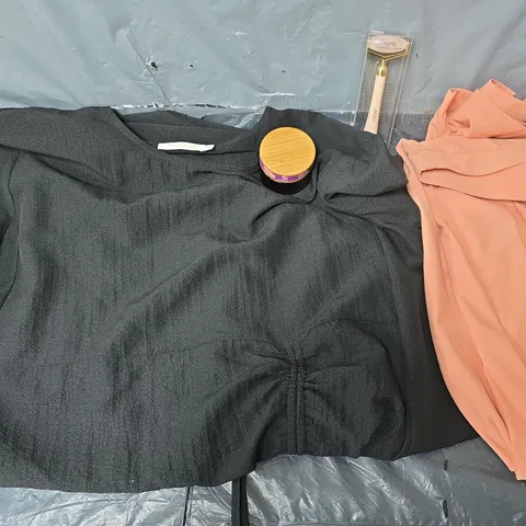 BOX OF APPROXIMATELY 10 ASSORTED ITEMS TO INCLUDE - TARTE FACE ROLLER , WYNNE LAYERS PANTS  IN SALOM PINK , TARTE MARACUJA C TIGHTER ETC