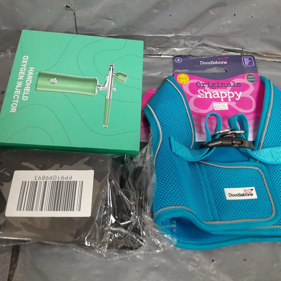 APPROXIMATELY 10 ASSORTED HOUSEHOLD ITEMS TOO INCLUDE , DOG ACCESSORIES , LED LIGHTS , ETC 