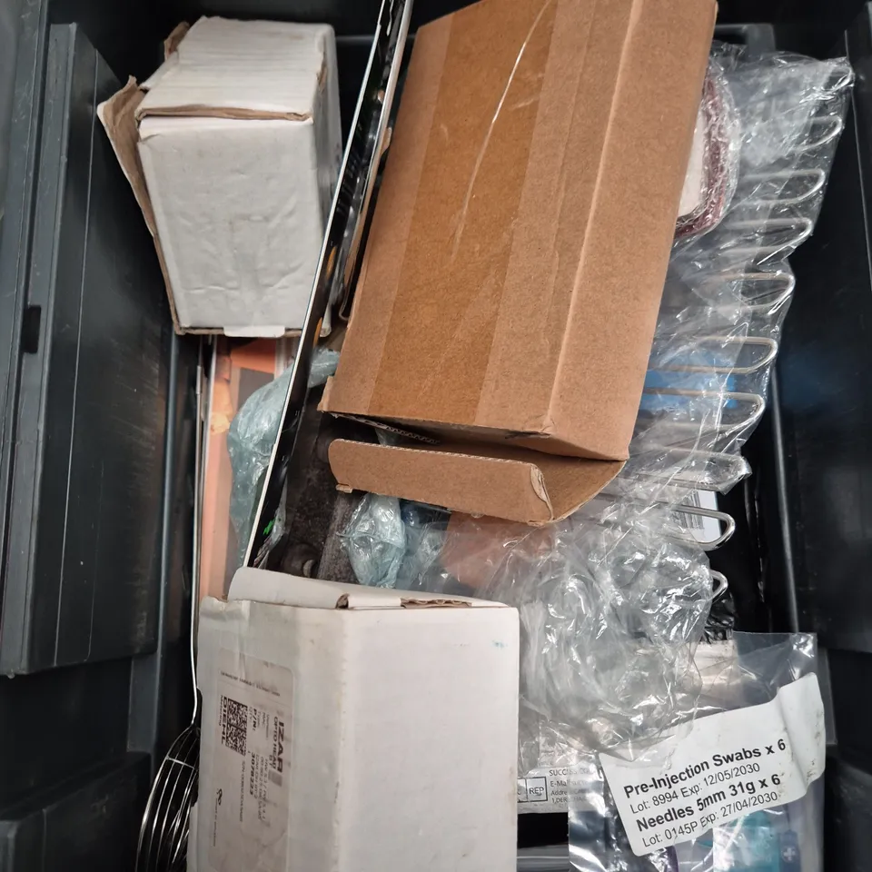 APPROXIMATELY 15 ASSORTED HOUSEHOLD ITEMS TO INCLUDE DRILL BIT TIN - MIRROR ADHESIVE AND FISHING LURES