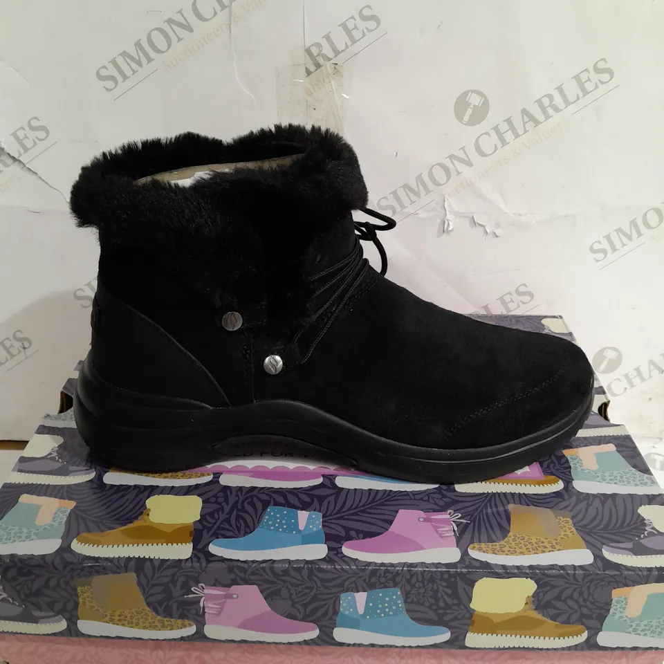 BOXED SKECHERS ON THE GO MIDTOWN COZY VIBES BOOTS, BLACK - SIZE 8