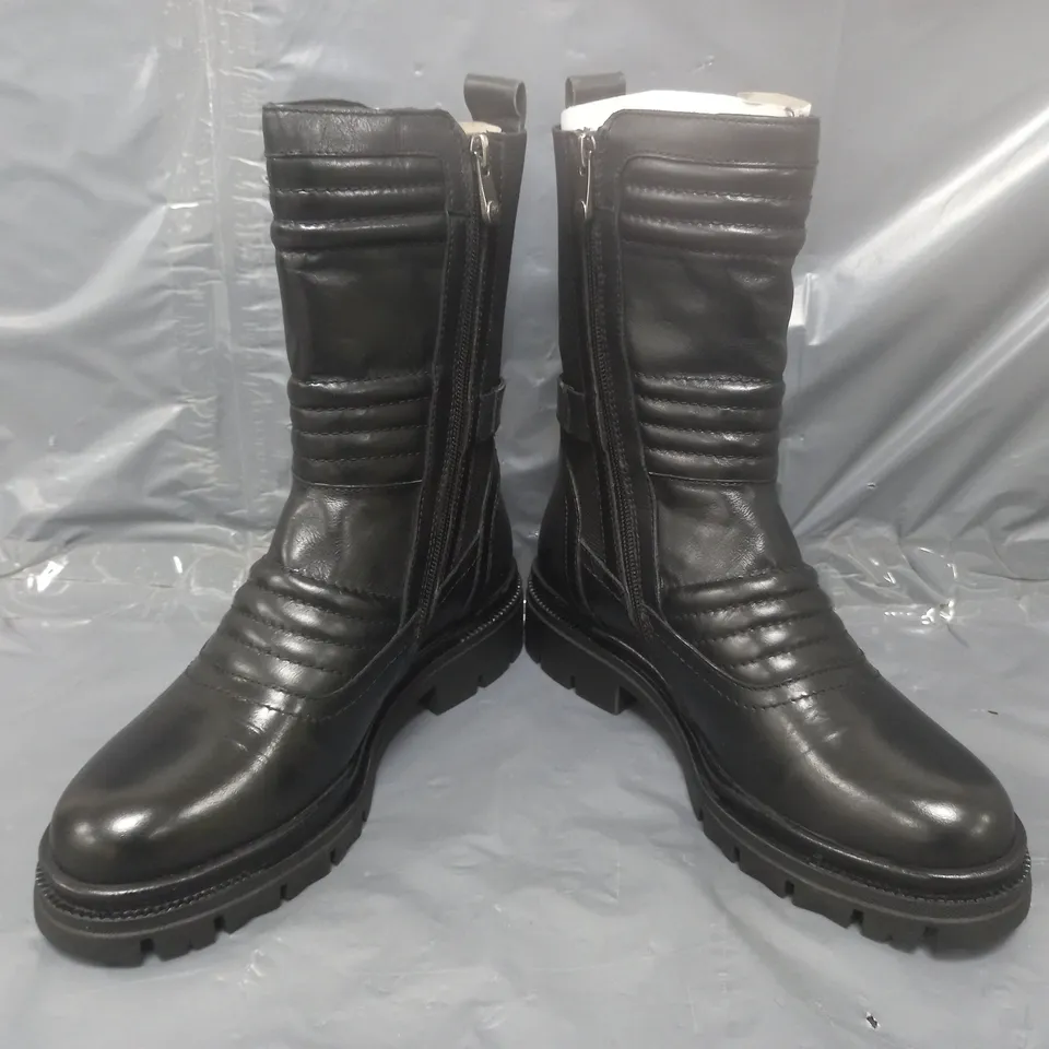 BOXED PAIR OF MODA IN PELLE CHUNKY BOOTS IN BLACK SIZE 6
