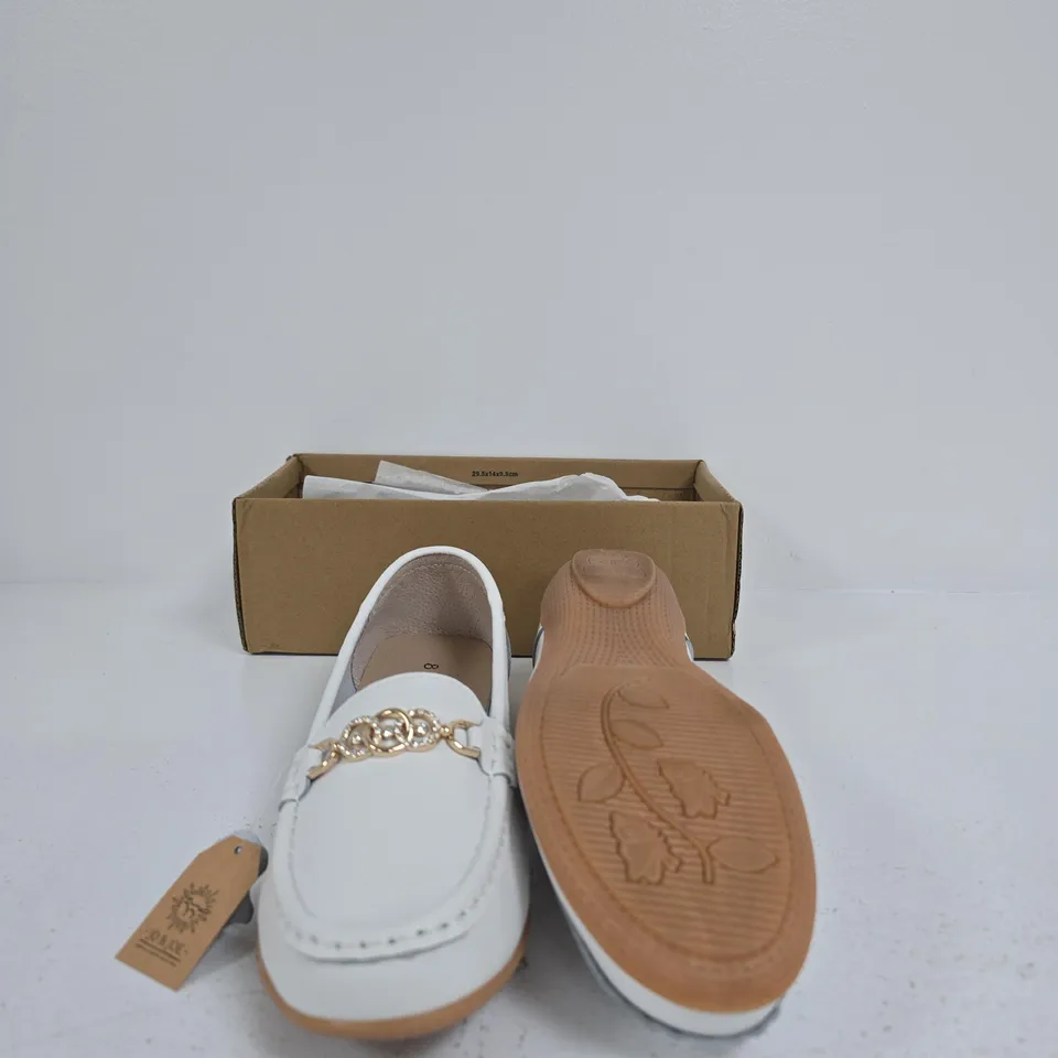 JO & JOE WHITE LEATHER LOAFERS WITH GOLD CHAIN – WOMEN'S SHOES SIZE 8