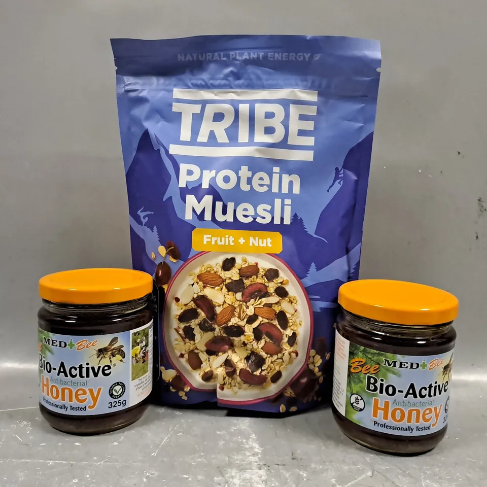 TOTE OF APPROXIMATELY 10 ASSORTED FOOD AND DRINK ITEMS TO INCLUDE TRIBE PROTEIN MUESLI, HONEY, ETC