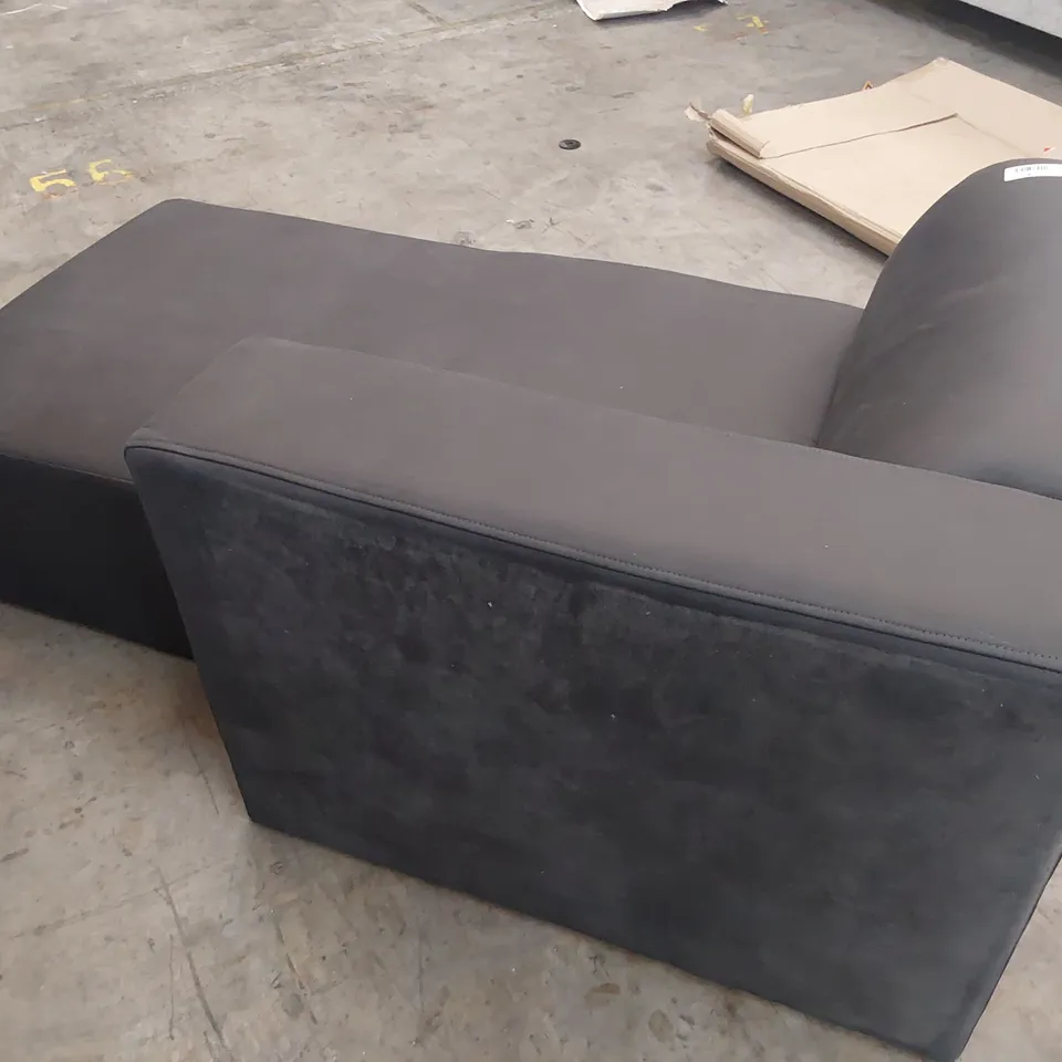 CHAISE SECTION BLACK FAUX LEATHER