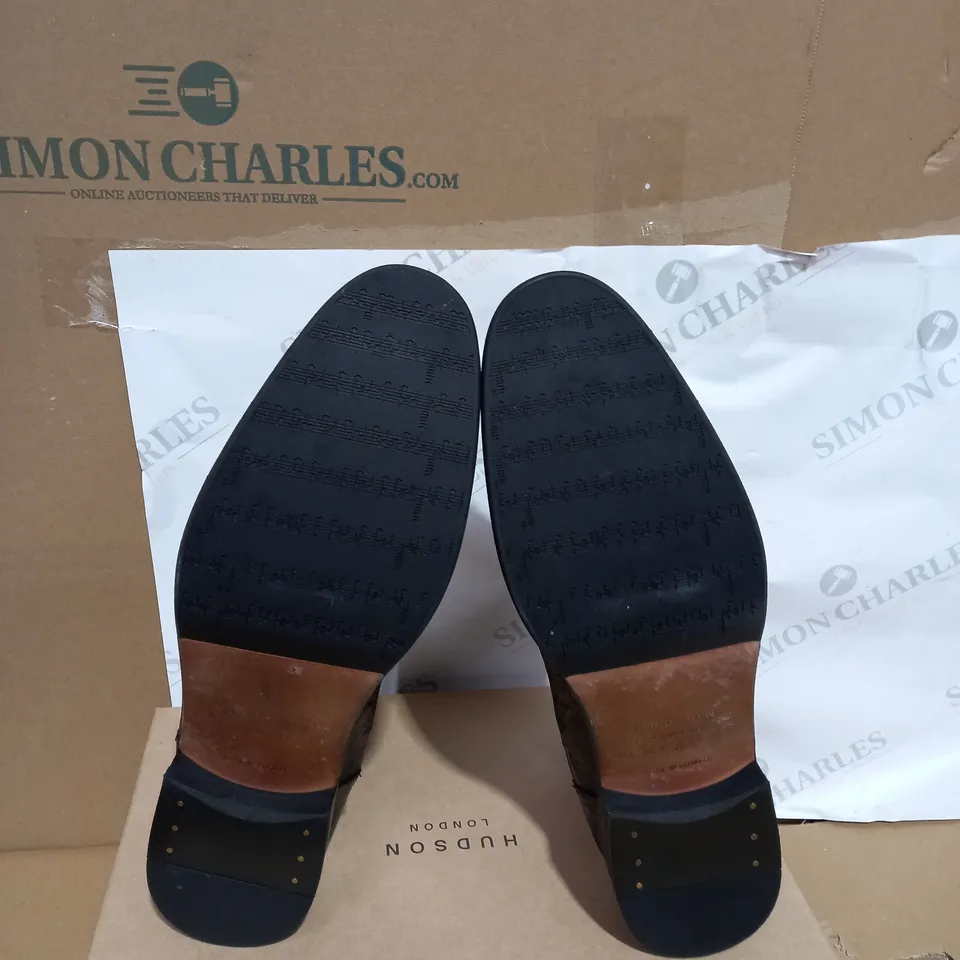 BOXED PAIR OF HUDSON WATCHLEY CHELSEA BOOTS SIZE 11