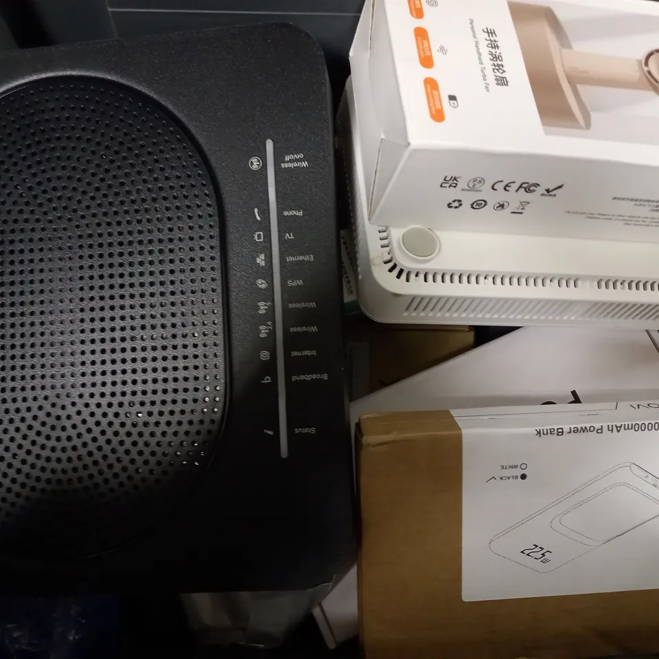 BOX OF APPROX 15 ASSORTED ITEMS TO INCLUDE - HANDHELD TURBO FAN - 10000MAH POWER BANK - OPEN REACH MT992 ECT