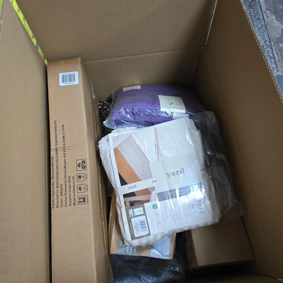 BOX OF APPROXIMATELY 15 ASSORTED HOUSEHOLD ITEMS TO INCLUDE TOWEL, FITTED SHEET ETC