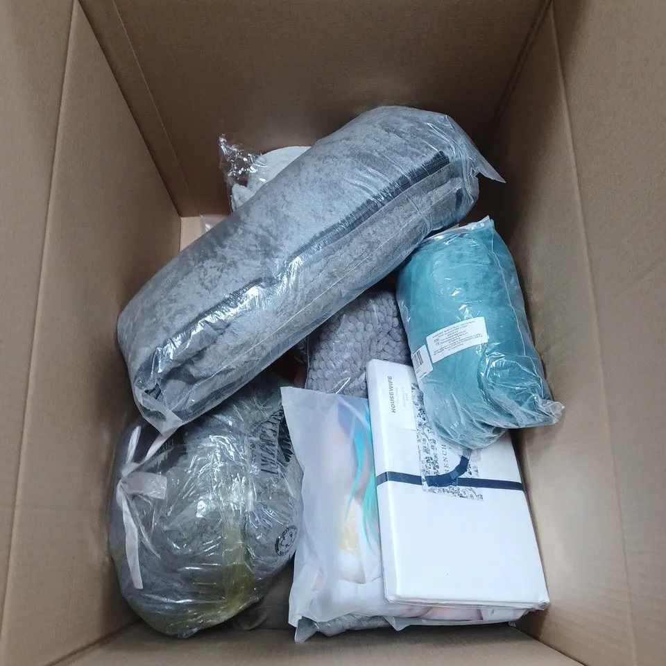 LARGE BOX OF APPROXIMATELY 15 ASSORTED BEDDING, BLANKETS, FABRICS AND TOWELS