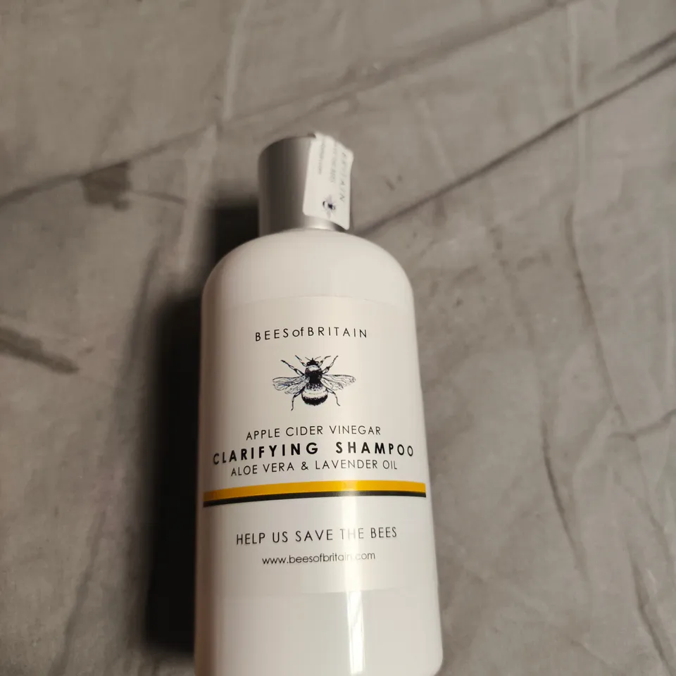 APPROXIMATELY 20 ASSORTED HEALTH & BEAUTY PRODUCTS INCLUDING AUSSIE HAIR DETANGLING SPRAY , SHOWER CAP AND CLARIFYING SHAMPOO 