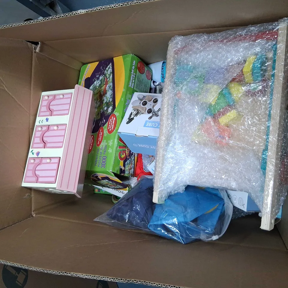 LARGE QUANTITY OF ASSORTED TOYS AND ACCESSORIES