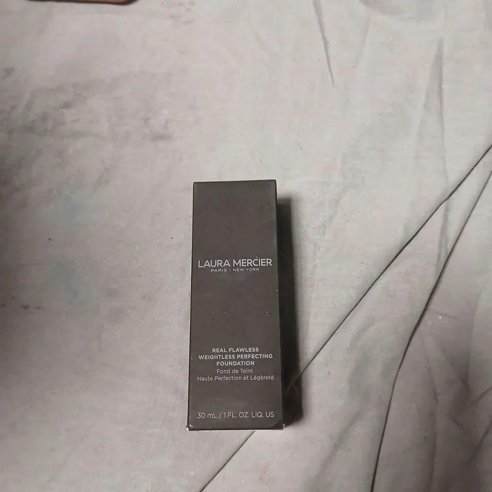 LAURA MERCIER REAL FLAWLESS WEIGHTLESS PERFECTION FOUNDATION – 30 ML