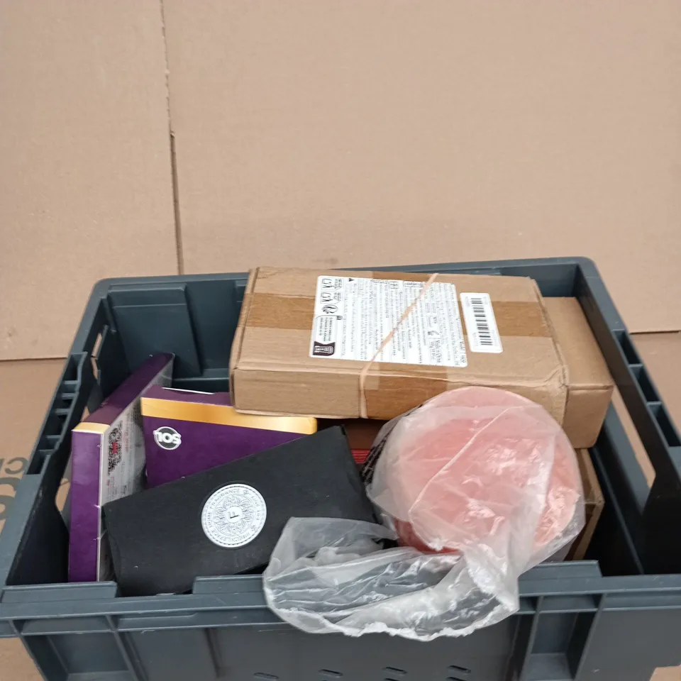 TOTE OF APPROXIMATELY 10 ASSORTED ITEMS INCLUDING SPAAS RUSTIC CANDLE, TAPER CANDLES AND DIVINE SCENTS TEALIGHT CANDLES
