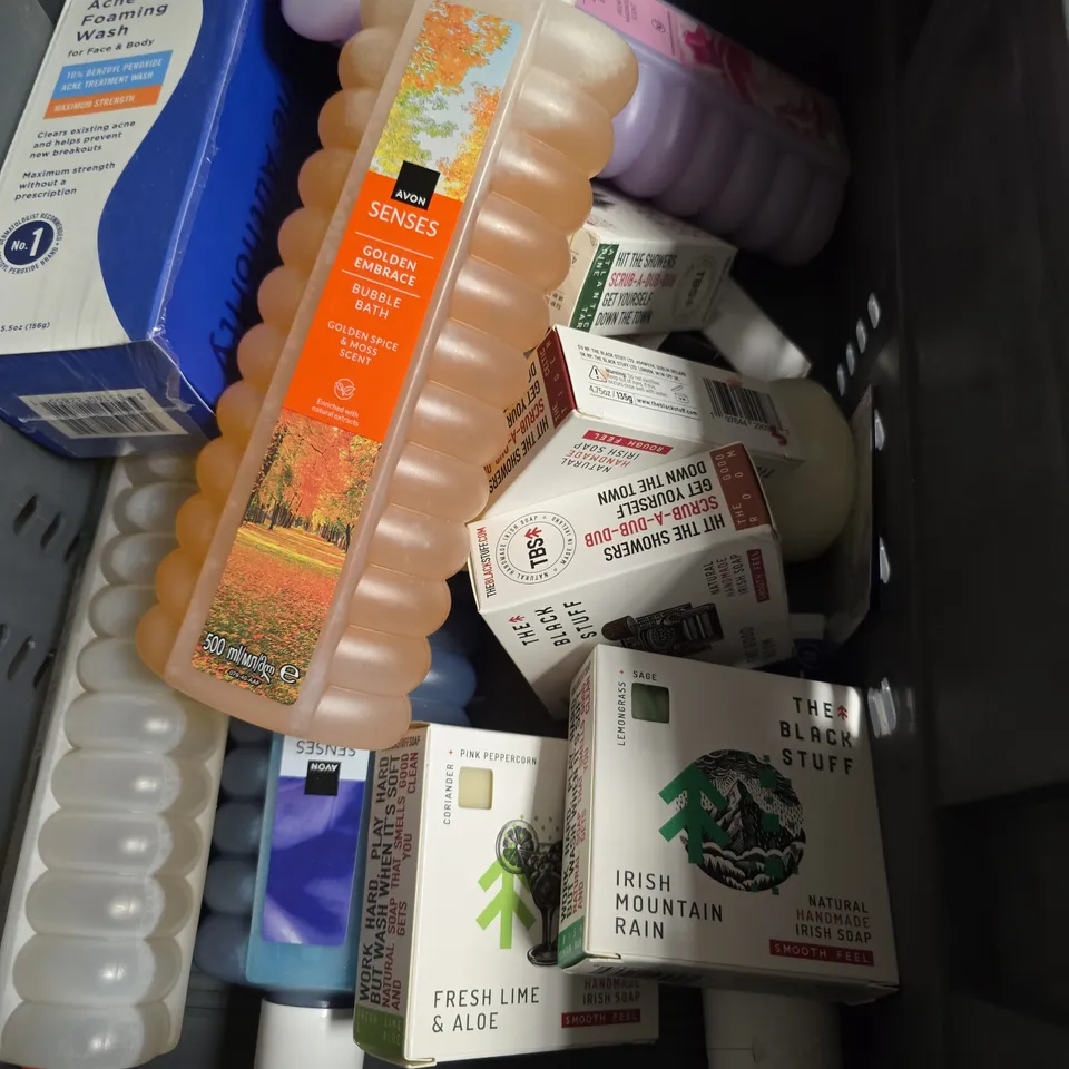 APPROXIMATELY 15 ASSORTED HEALTH AND BEAUTY PRODUCTS INCLUDING PANOXYL ACNE FOAMING WASH , AVON SENSES BUBBLE BATH AND THE BLACK STUFF NATURAL IRISH SOAP 