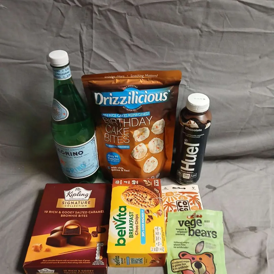 APPROXIMATELY 10 ASSORTED FOOD ITEMS TO INCLUDE - MR.KIPLING, BELVITA  AND DRIZZILICIOUS