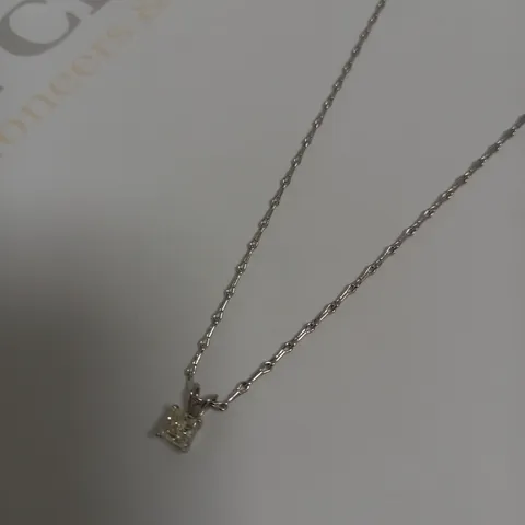 DESIGNER 18CT WHITE GOLD PENDANT ON A CHAIN, SET WITH A PRINCESS CUT DIAMOND WEIGHING +-0.31CT