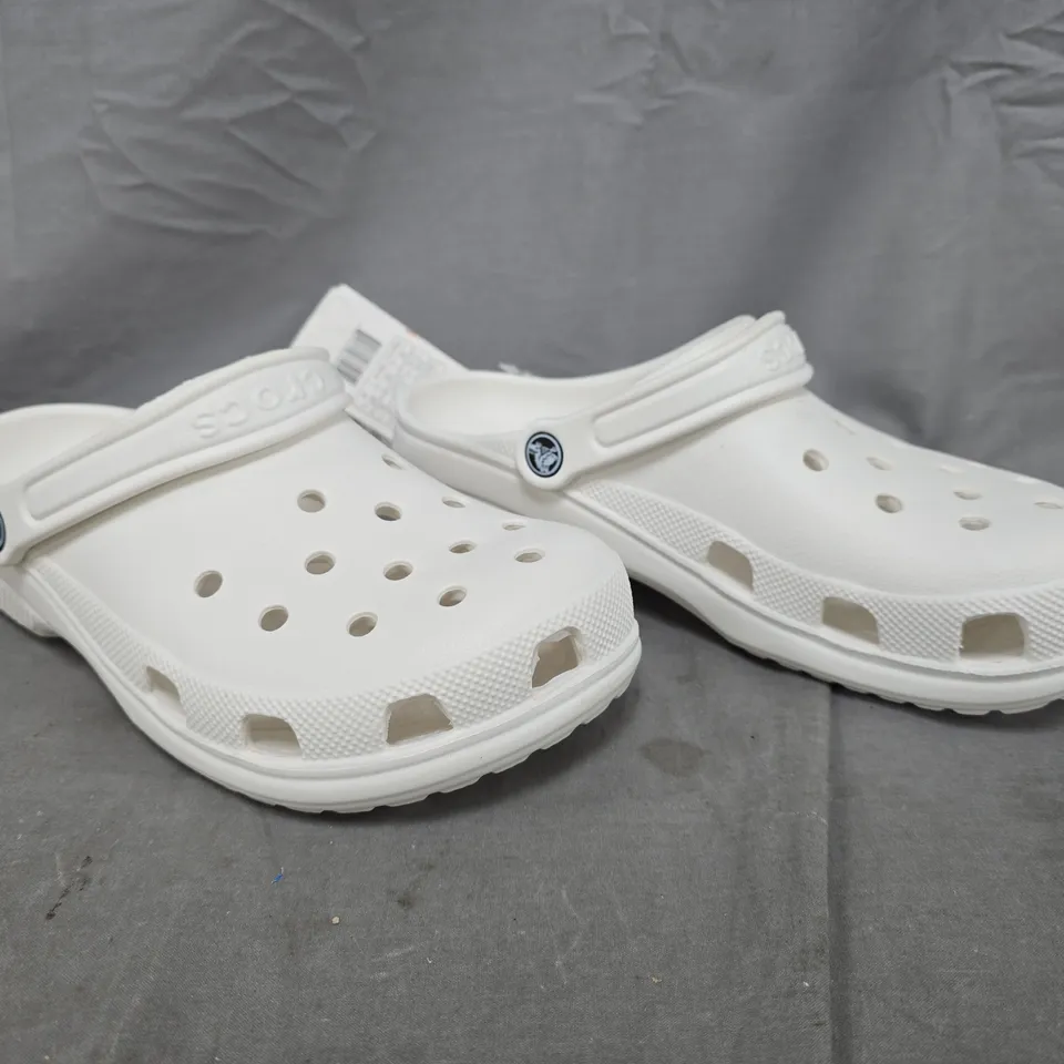 UNBOXED PAIR OF CROCS CLASSIC ALL TERRAIN CLOGS IN WHITE SIZE UK M7/W10