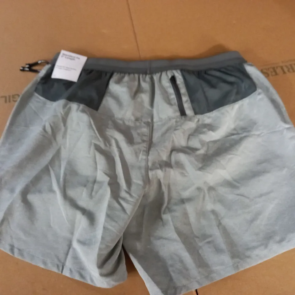 NIKE STANDARD FIR 5" LENGTH GREY SHORTS - S