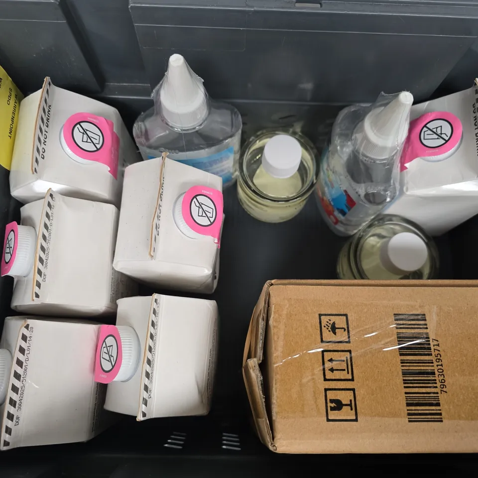 APPROXIMATELY 12 ASSORTED LIQUIDS TO INCLUDE SMOL WASHING UP LIQUID, YASS CLEAN STAIN REMOVER, VALENTTE DIFFUSER, ETC - COLLECTION ONLY