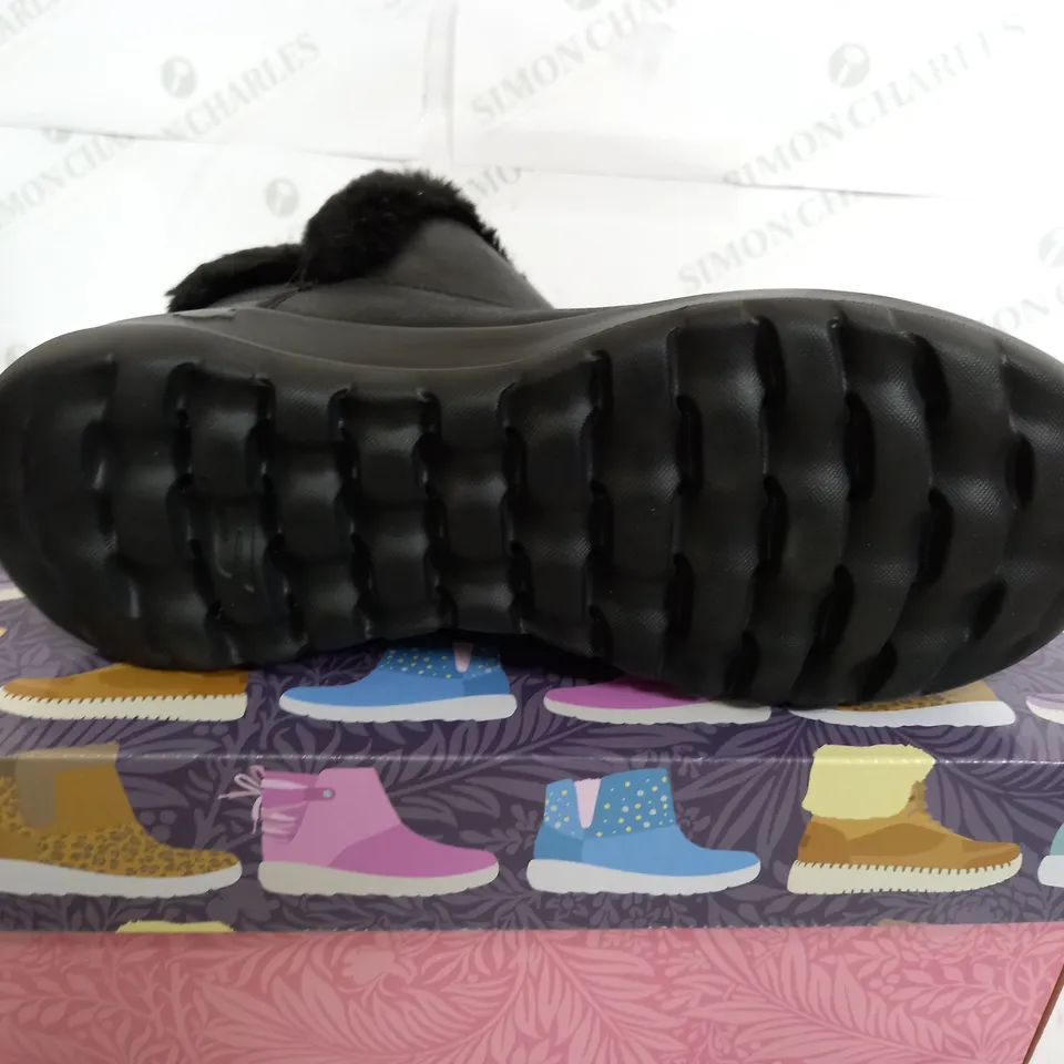 SKETCHERS GO WALK BOOTS IN BLACK SIZE 9