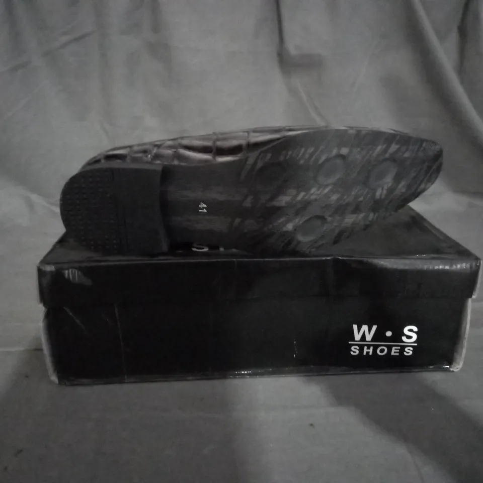 APPROXIMATELY 12 BOXED PAIR OF LOAFERS IN VARIOUS SIZES 