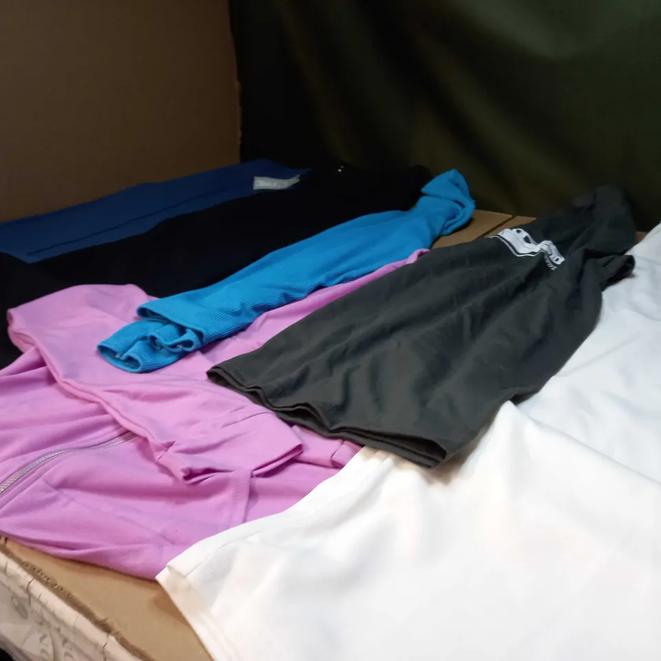 LOT OF APPROX 25 ASSORTED CLOTHING ITEMS VARYING IN SIZE/COLOUR/STYLE TO INCLUDE: TROUSERS, TOPS, DRESSES