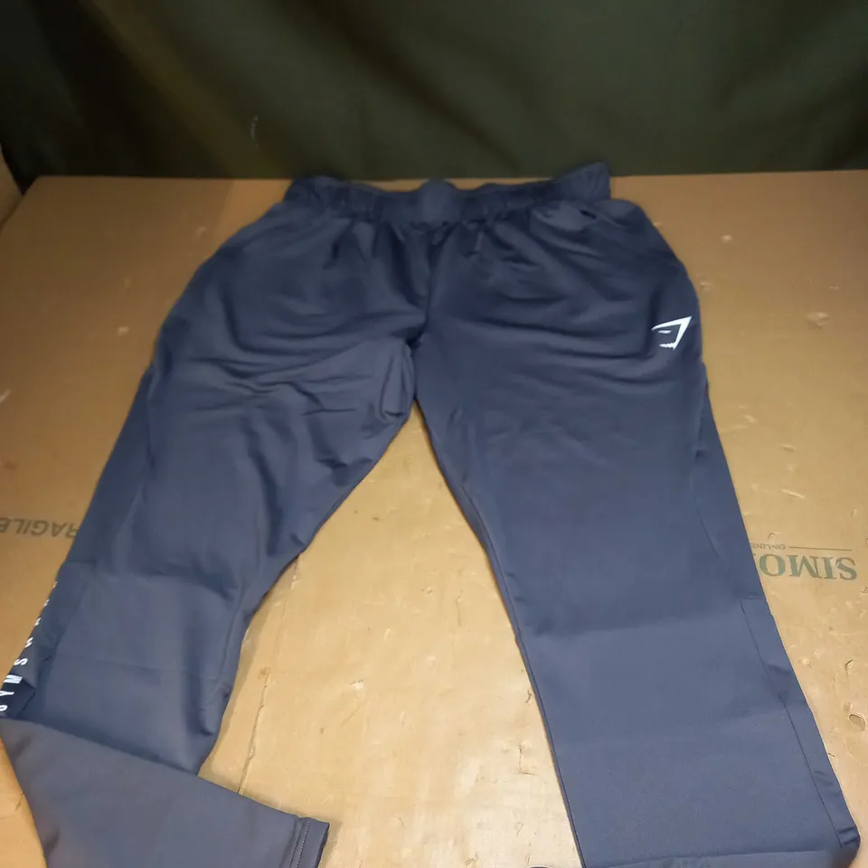 GYMSHARK TRANING TRACKIES SIZE M
