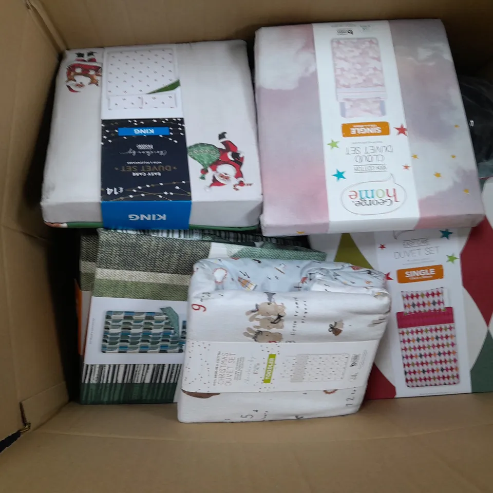 BOX OF APPROXIMATELY 10 ASSORTED BEDDING AND SOFT FURNISHING ITEMS TO INCLUDE - THROW PILLOW - DUVET SETS - FITTED SHEET ETC. 