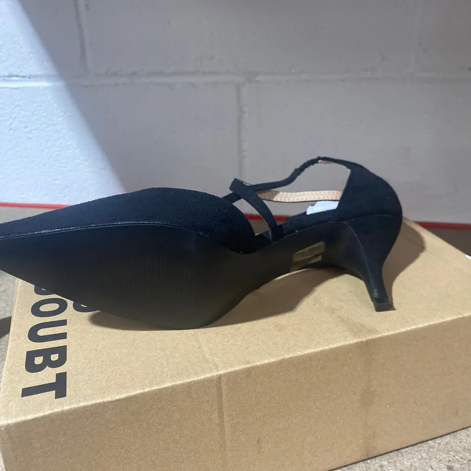 BOXED PAIR OF NO DOUBT BLACK HEELS SIZE 8