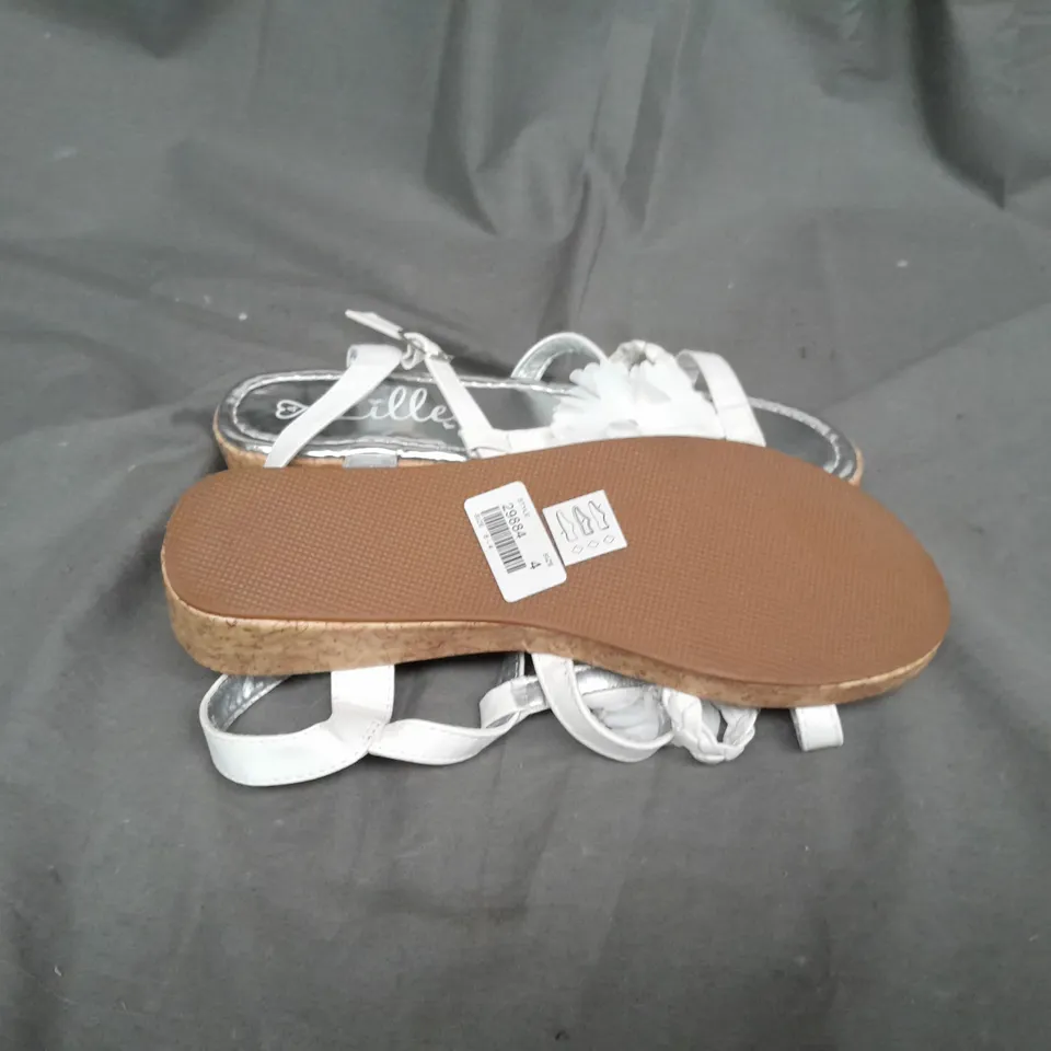 APPROXIMATELY 8 PAIRS OF BAGGED WHITE FLOWER SANDLES IN VARIOUS SIZES 