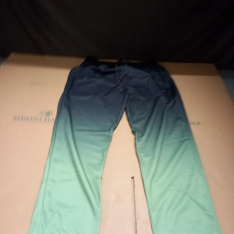 FITTED BLACK AND GREEN TRACKSUIT SIZE XXL