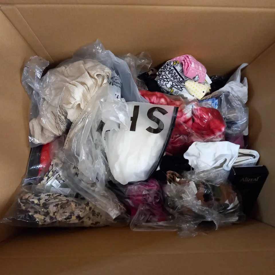 LARGE QUANTITY OF ASSORTED CLOTHING TO INCLUDE DRESSES, JUMPERS, SHORTS, T-SHIRTS, ETC