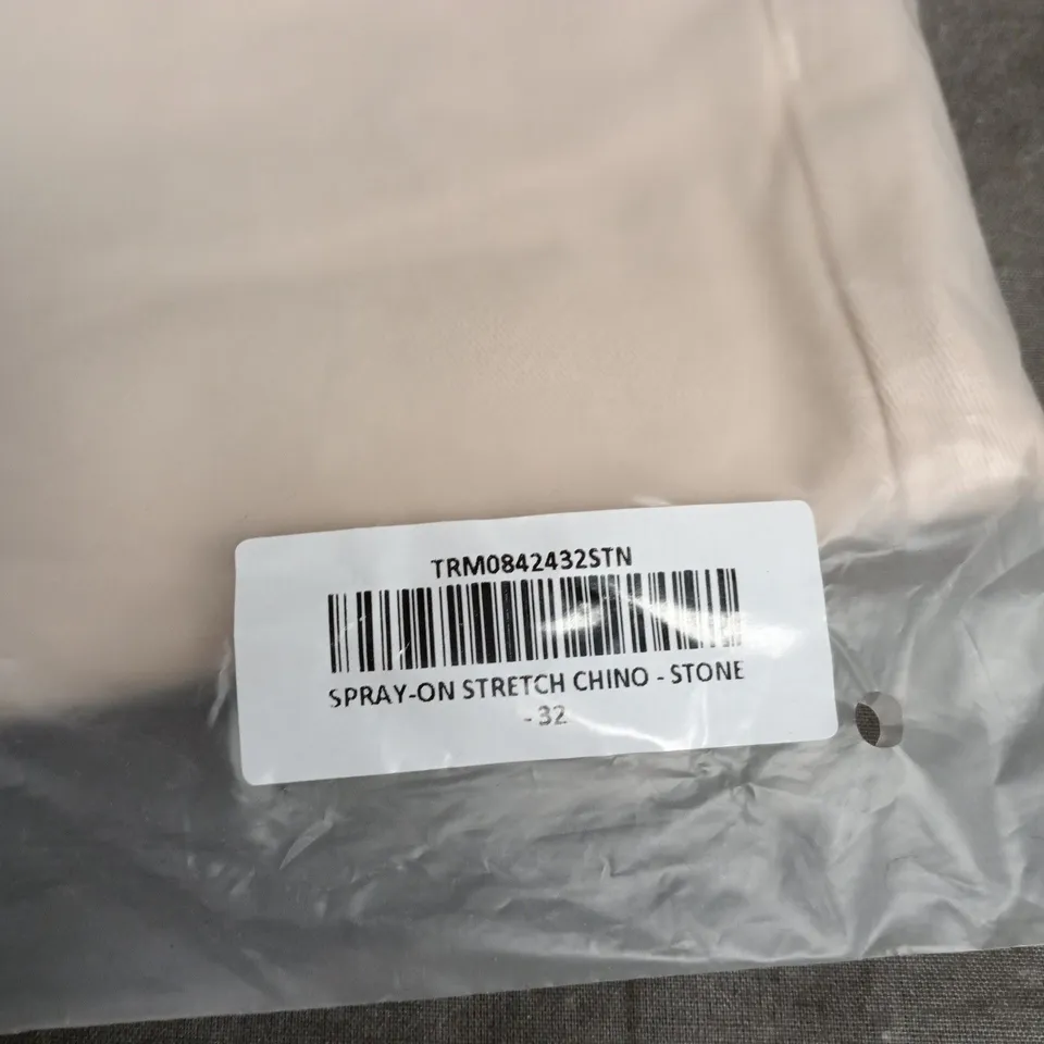 BAGGED LEGEND SPRAY-ON STRETCH CHINO PANTS – STONE – UK 32
