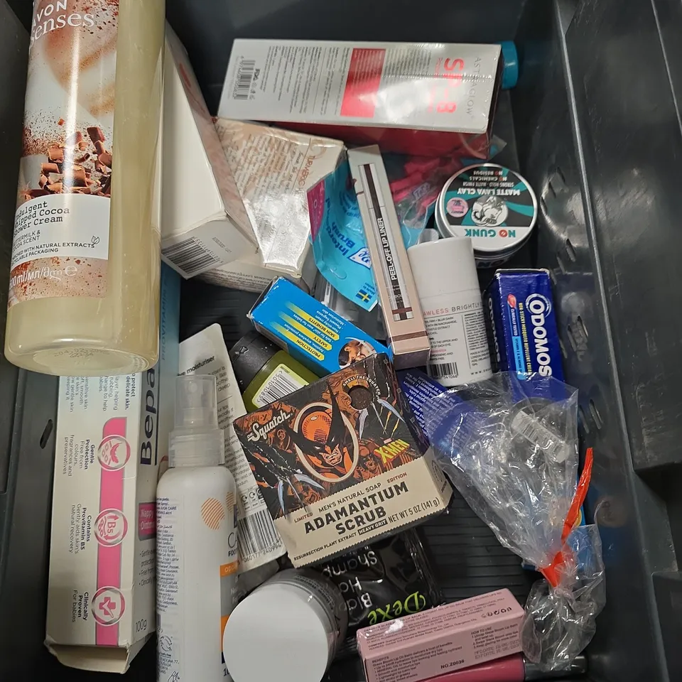 APPROXIMATEY 20 ASSORTED HEALTH AND BEAUTY PRODUCTS TO INCLUDE - KURL KITCHEN HAIR CARE - WONDERSKIN PLUMPING GLOSS - THE ORDINARY EXFOLIATING TONER - ETC