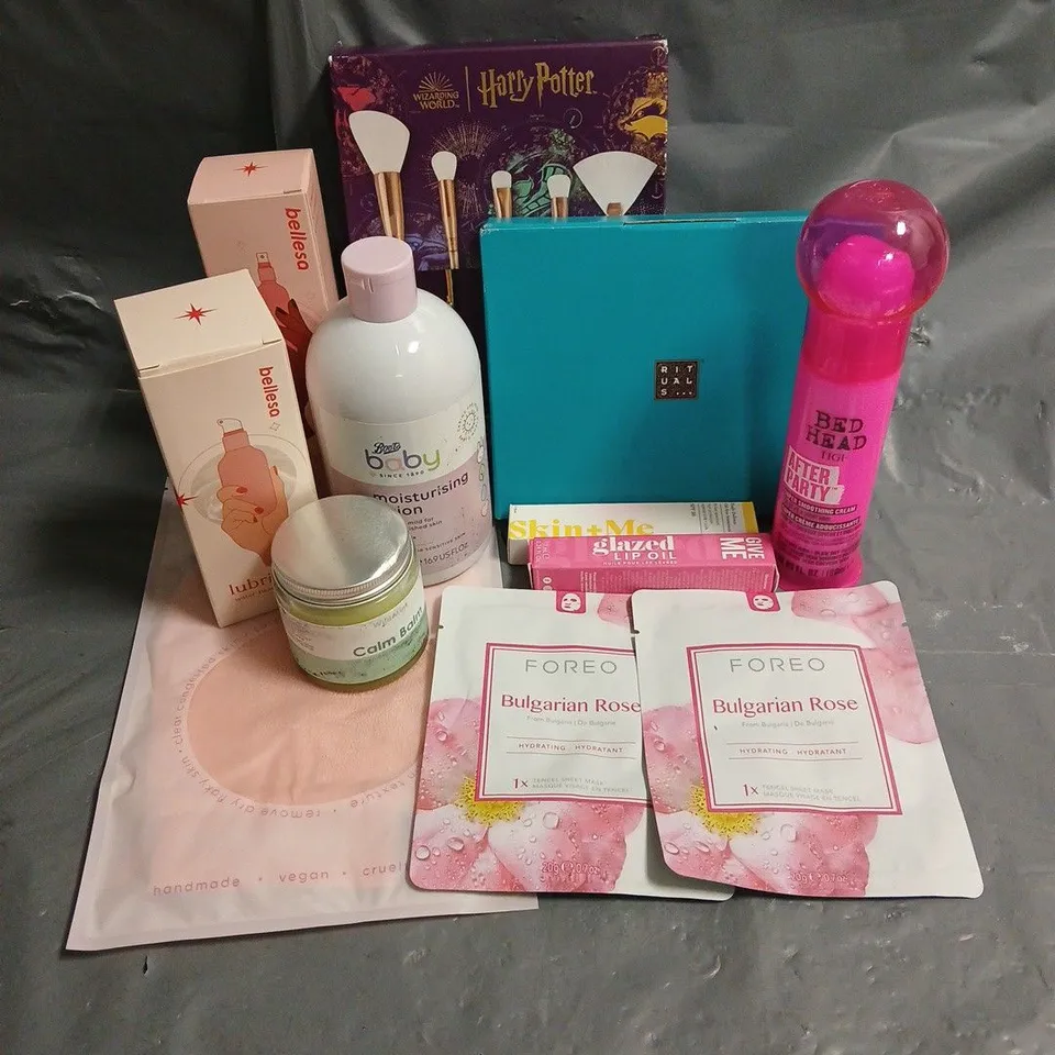 APPROXIMATELY 20 ASSORTED HEALTH & BEAUTY PRODUCTS TO INCLUDE GIVE ME GLAZED LIP OIL, BELLESA LUBRICANT, WILD MINT CALM BALM, ETC