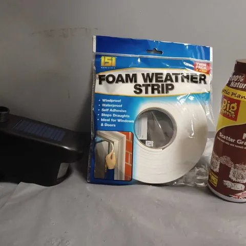 APPROXIMATELY 10 ASSORTED ITEMS TO INCLUDE - FOAM WEATHER STRIP , MOLE SCATTER GRANULES , LIAMS PIZZA SLICER ETC